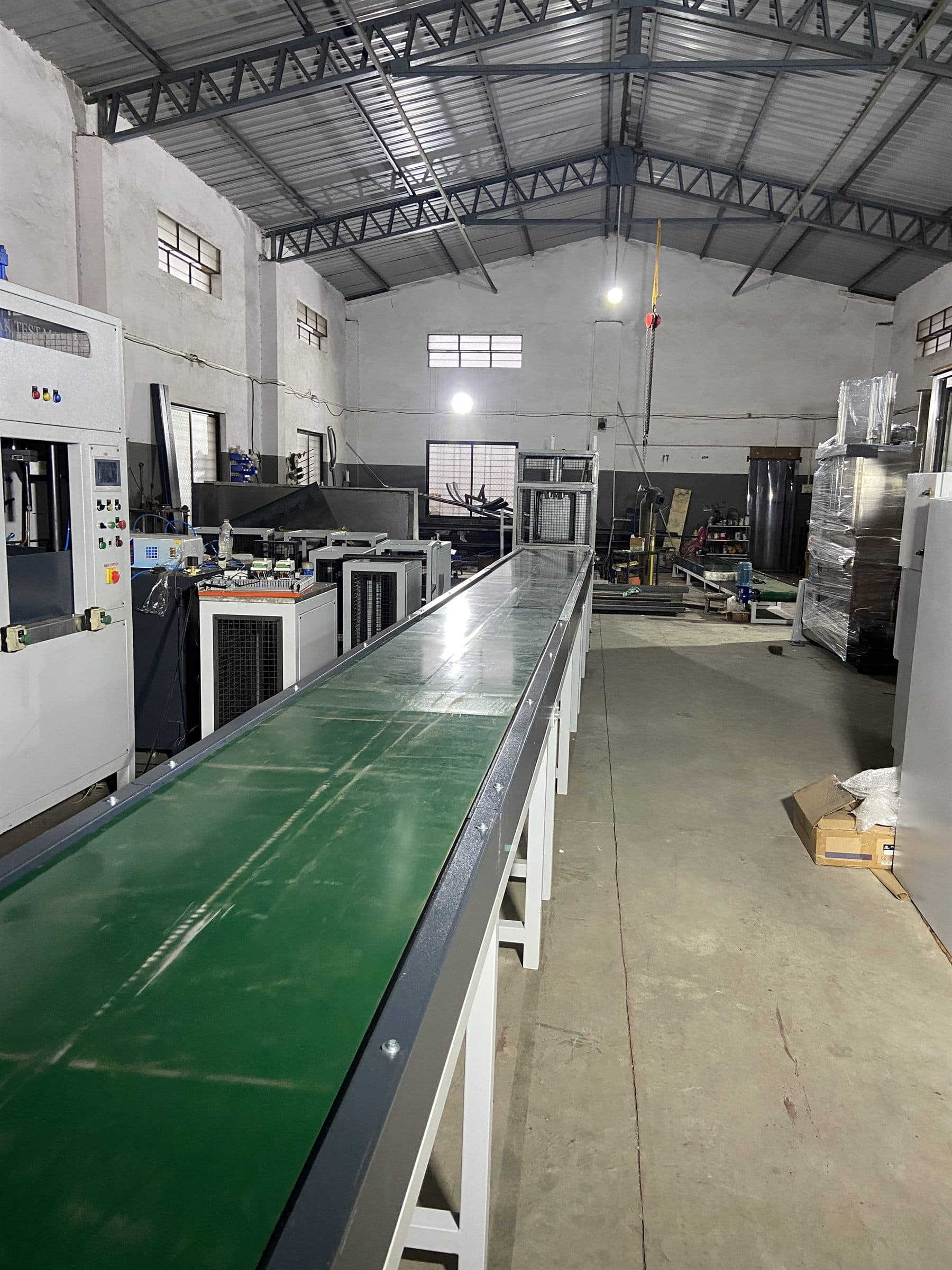 Belt conveyor line running the length of a production hall
