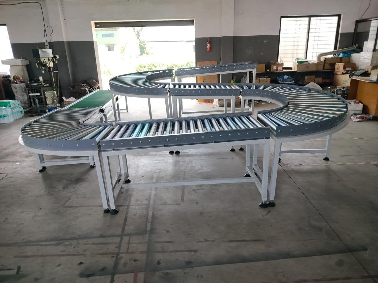 Curved roller conveyor